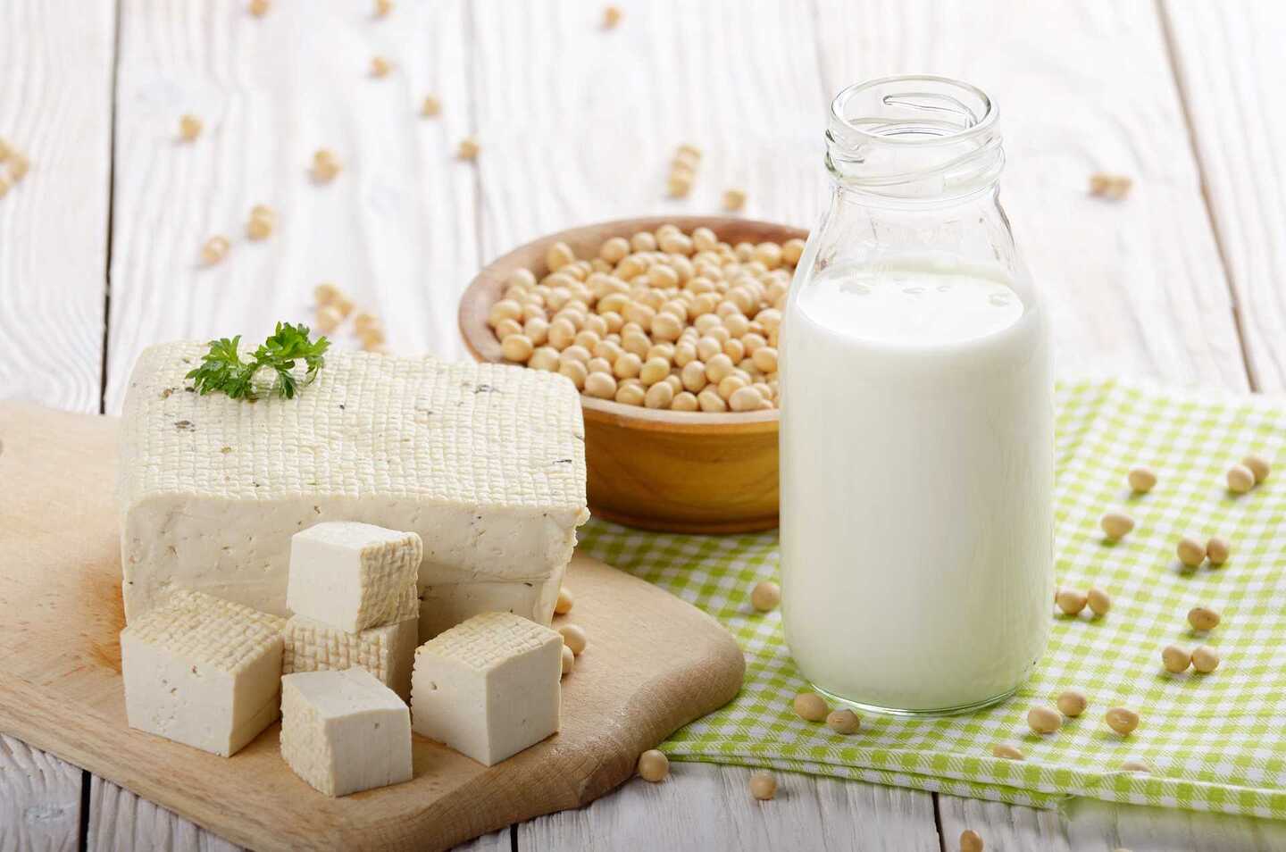 non-dairy-alternatives-soy-milk-or-yogurt-in-glass-5CU7E6Q-00