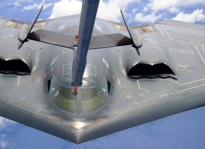 800px-B-2_Spirit_befeore_its_reciving_fuel.JPG