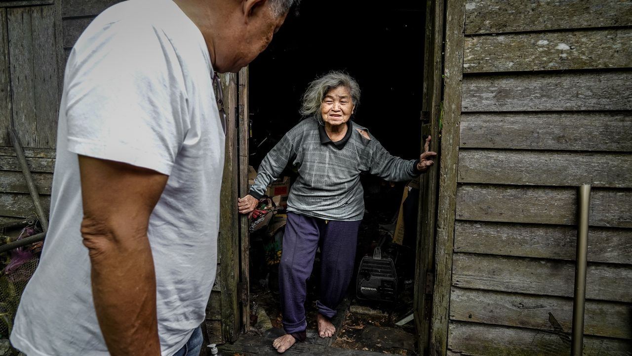 90岁的老母亲与儿子相依为命，住在简陋的木屋里